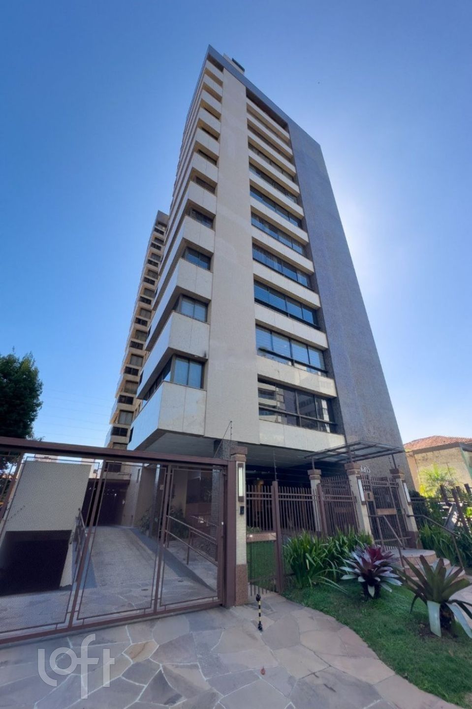 Apartamento com 150m², 3 dormitórios, 3 suítes, 2 vagas, Petrópolis em Porto Alegre