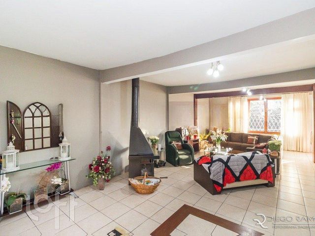 Casa com 352m², 5 dormitórios, 1 suíte, 8 vagas, Chácara das Pedras em Porto Alegre