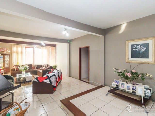 Casa com 352m², 5 dormitórios, 1 suíte, 8 vagas, Chácara das Pedras em Porto Alegre