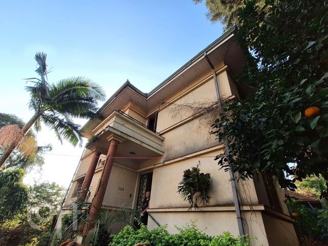 Casa com 350m², 4 dormitórios, 2 vagas, Petrópolis em Porto Alegre