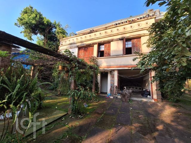 Casa com 350m², 4 dormitórios, 2 vagas, Petrópolis em Porto Alegre