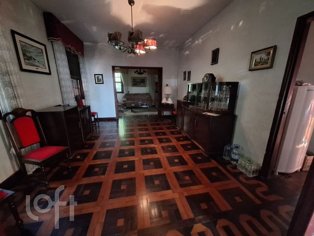 Casa com 350m², 4 dormitórios, 2 vagas, Petrópolis em Porto Alegre