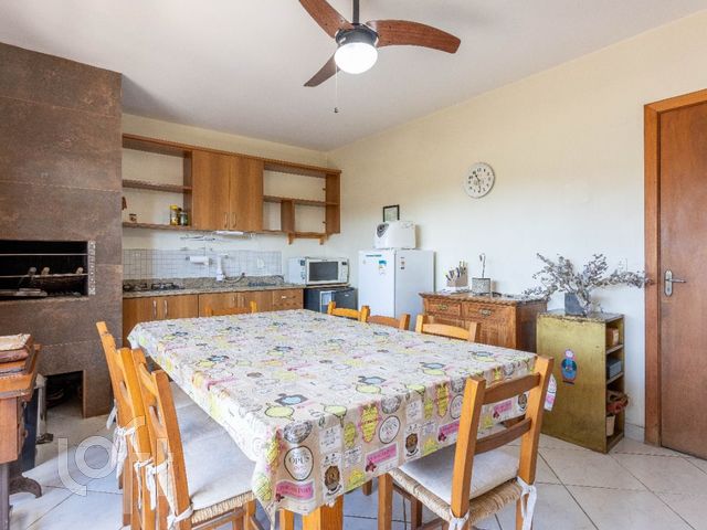 Casa com 159m², 3 dormitórios, 1 suíte, 2 vagas, Chácara das Pedras em Porto Alegre