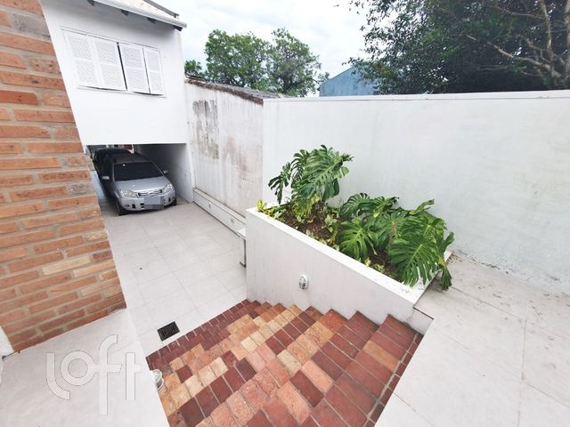 Casa com 240m², 3 dormitórios, 1 suíte, 4 vagas, Cristo Redentor em Porto Alegre