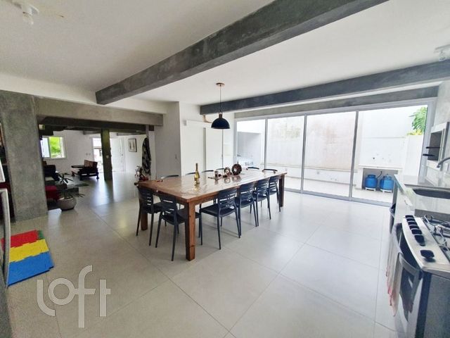 Casa com 240m², 3 dormitórios, 1 suíte, 4 vagas, Cristo Redentor em Porto Alegre