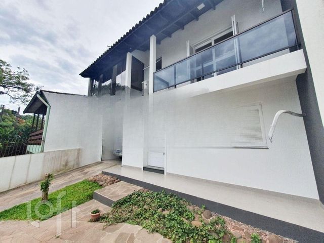 Casa com 240m², 3 dormitórios, 1 suíte, 4 vagas, Cristo Redentor em Porto Alegre