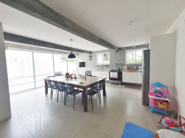 Casa com 240m², 3 dormitórios, 1 suíte, 4 vagas, Cristo Redentor em Porto Alegre