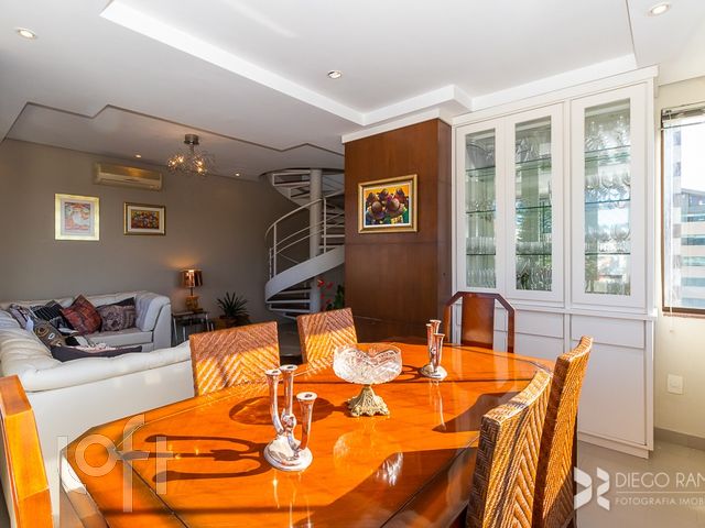 Apartamento com 185m², 3 dormitórios, 1 suíte, 2 vagas, Petrópolis em Porto Alegre