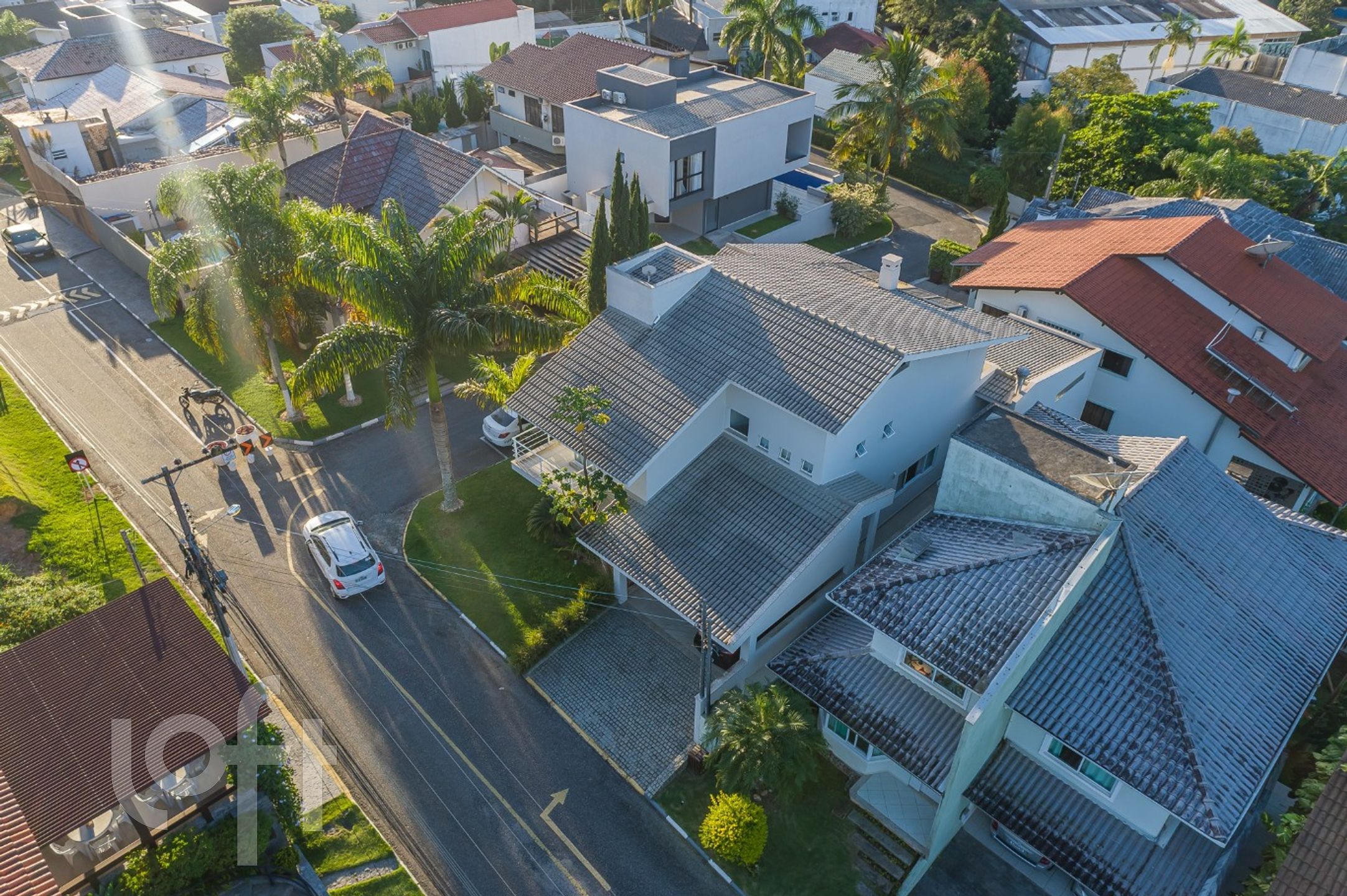 Casa Residencial com 325m², 4 quartos, 4 suítes, 4 garagens, no bairro Ariribá em Balneário Camboriú