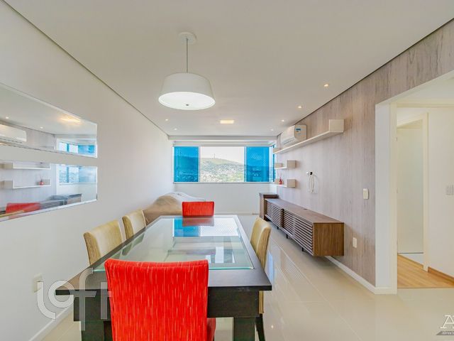 Apartamento com 71m², 2 dormitórios, 1 suíte, 2 vagas, Jardim Botânico em Porto Alegre