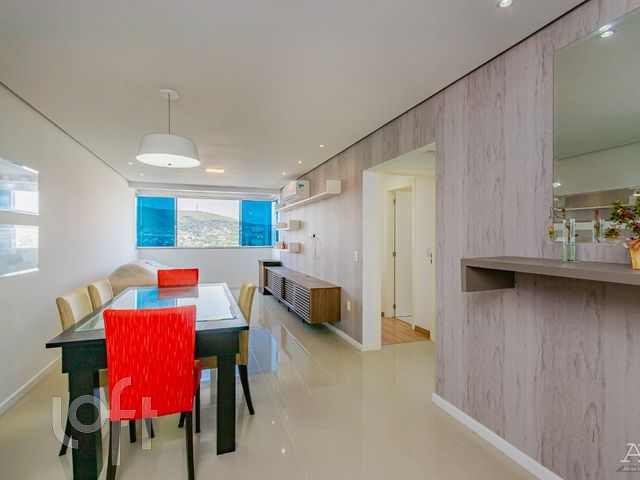 Apartamento com 71m², 2 dormitórios, 1 suíte, 2 vagas, Jardim Botânico em Porto Alegre