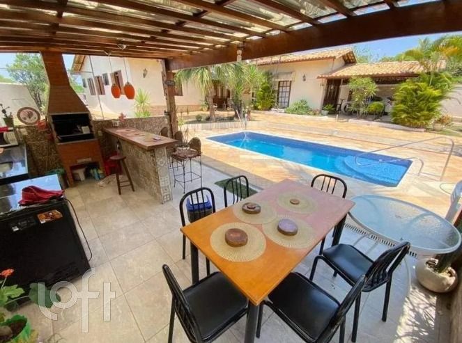 Casa à venda com 4 quartos, 250m² - Foto 1