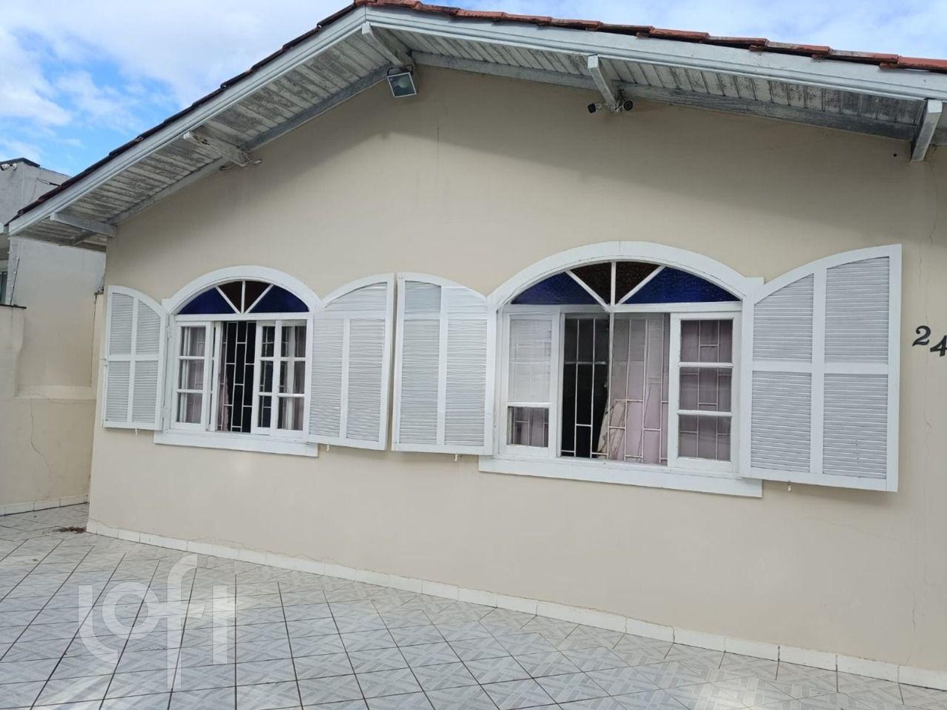 Casa Residencial com 160m², 3 quartos, 1 suíte, 2 garagens, no bairro Capoeiras em Florianópolis