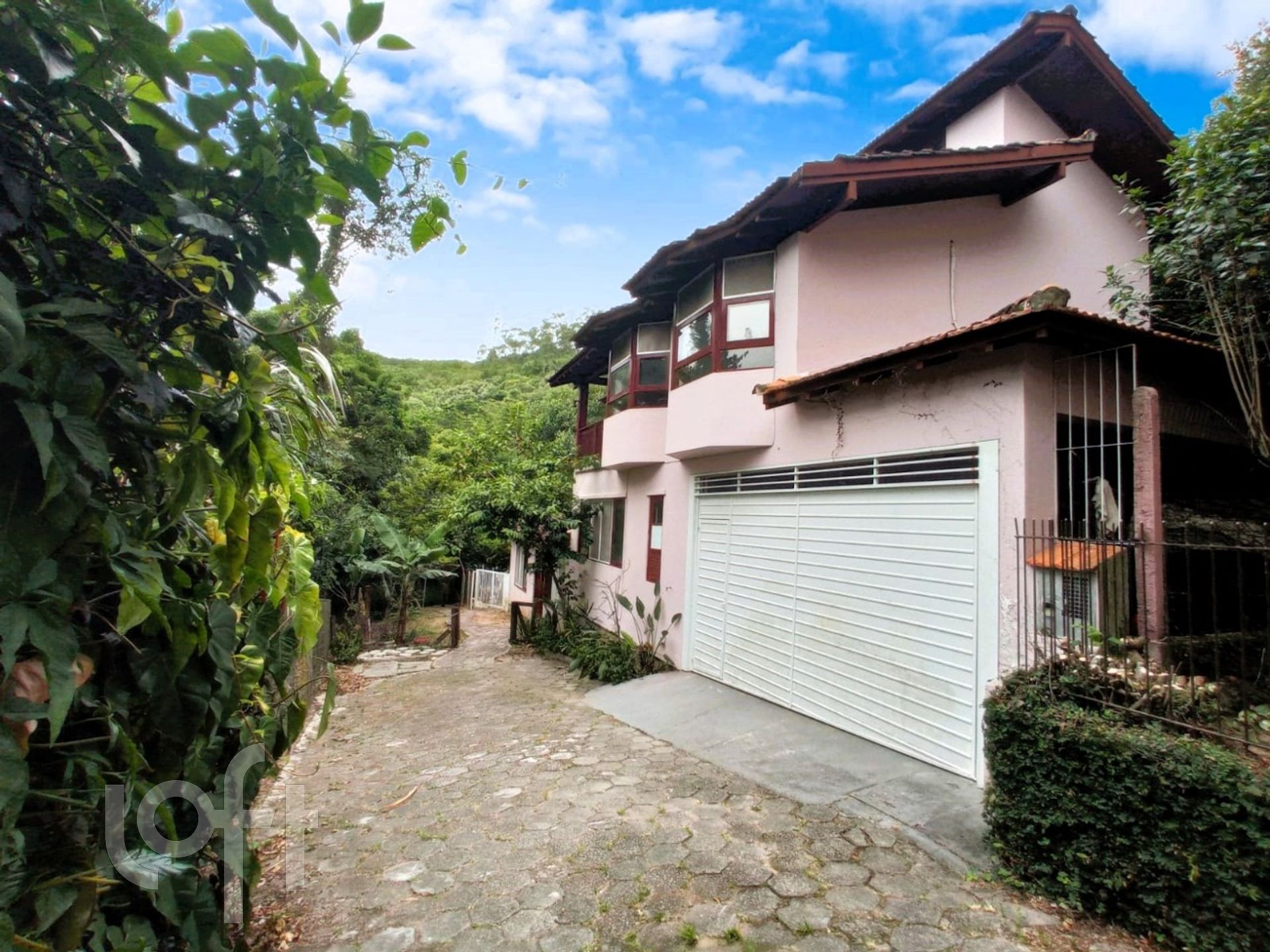 Casa Residencial com 237m², 5 quartos, 2 garagens, no bairro Cacupé em Florianópolis