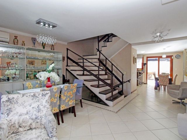 Casa com 285m², 4 dormitórios, 1 suíte, 3 vagas, Vila Ipiranga em Porto Alegre