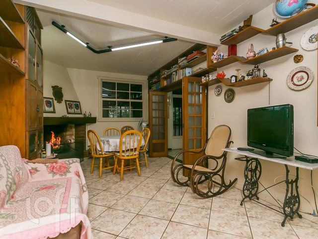 Casa com 450m², 4 dormitórios, 1 suíte, 3 vagas, Petrópolis em Porto Alegre