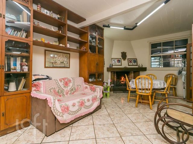 Casa com 450m², 4 dormitórios, 1 suíte, 3 vagas, Petrópolis em Porto Alegre