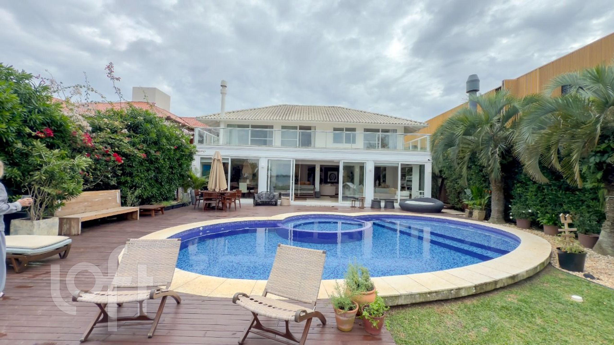 Casa Residencial com 443m², 5 quartos, 4 suítes, 2 garagens, no bairro Lagoa da Conceição em Florianópolis