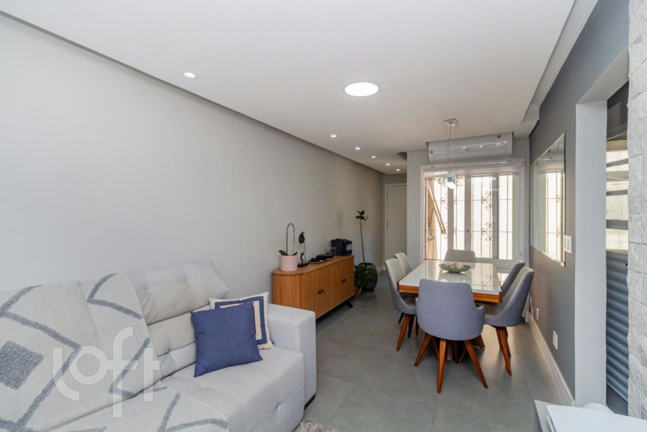 Apartamento com 77m², 2 dormitórios, 1 suíte, 2 vagas, Petrópolis em Porto Alegre