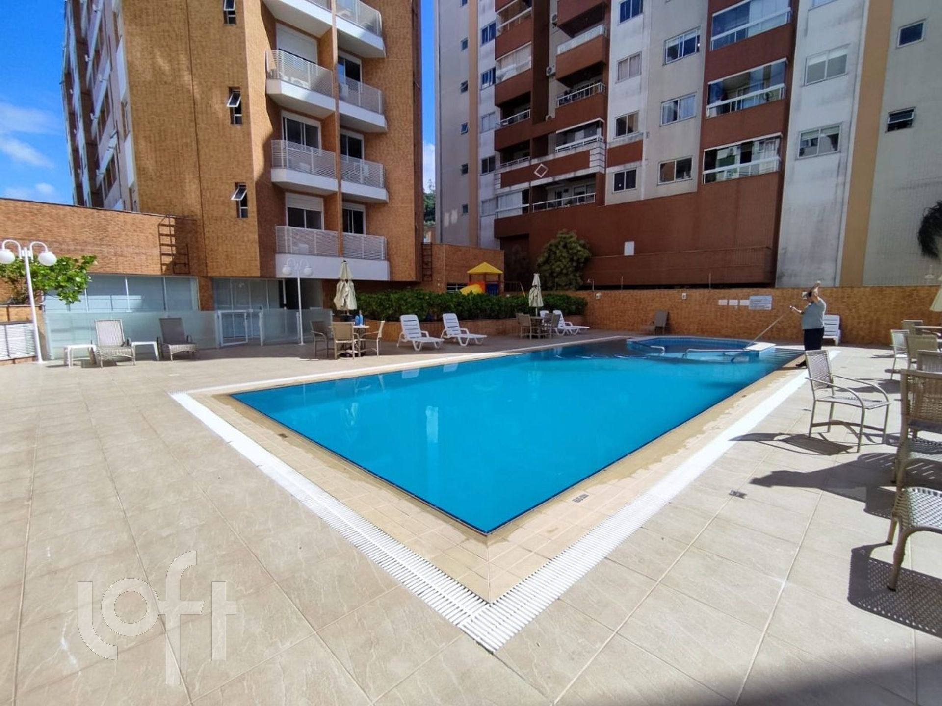 BROGNOLI VENDE - APARTAMENTO DE 2 DORMITÓRIOS, SENDO 1 SUÍTE, MOBILIADO NO BAIRRO DO CÓRREGO GRANDE