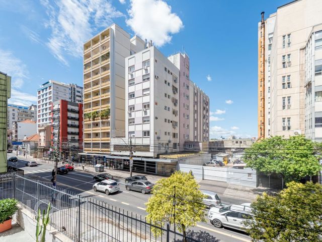 Apartamento com 133m², 3 dormitórios, 1 suíte, 1 vaga, Independência em Porto Alegre