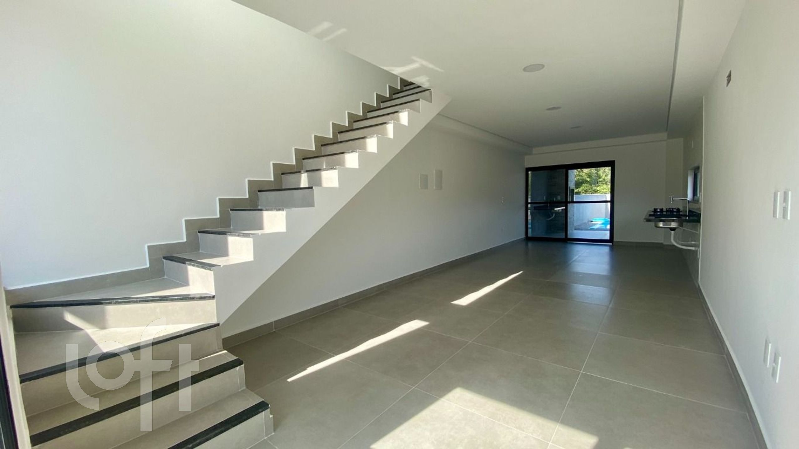 Casa Residencial com 122m², 3 quartos, 1 suíte, 2 garagens, no bairro São João do Rio Vermelho em Florianópolis