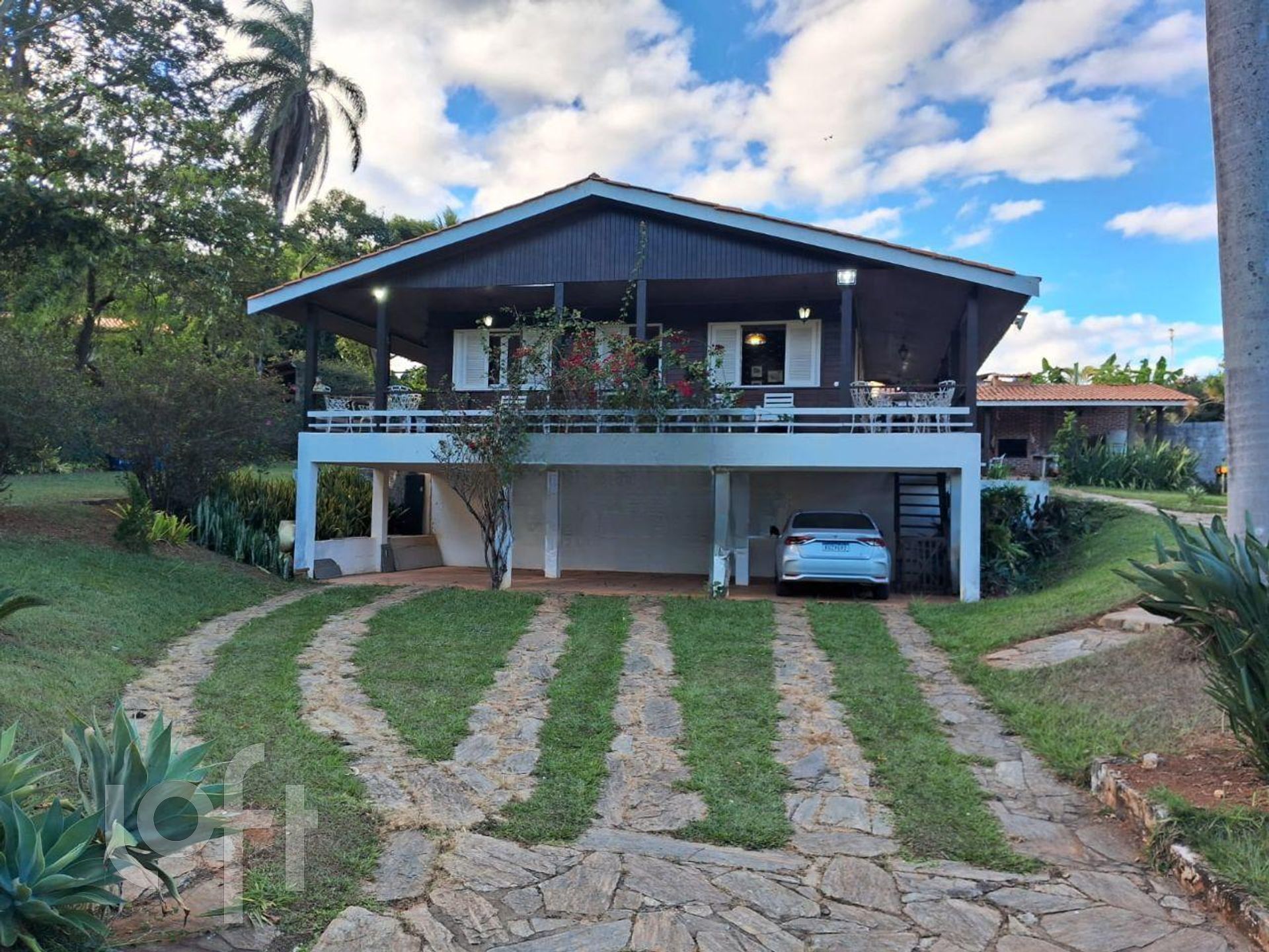 Casa à venda com 4 quartos, 256m² - Foto 1