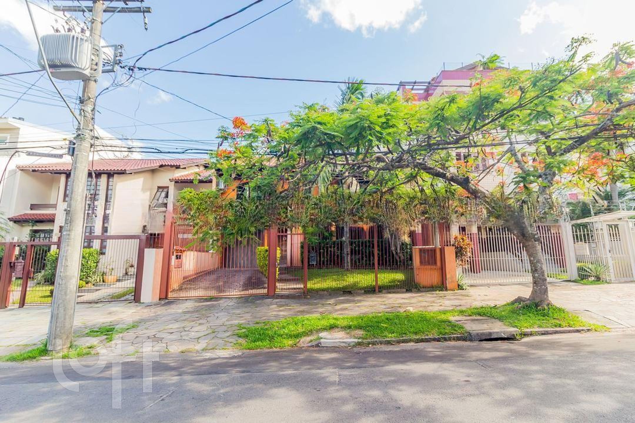 Casa com 380m², 5 dormitórios, 2 suítes, 7 vagas, Chácara das Pedras em Porto Alegre