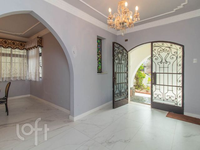 Casa com 310m², 3 dormitórios, 4 vagas, Menino Deus em Porto Alegre