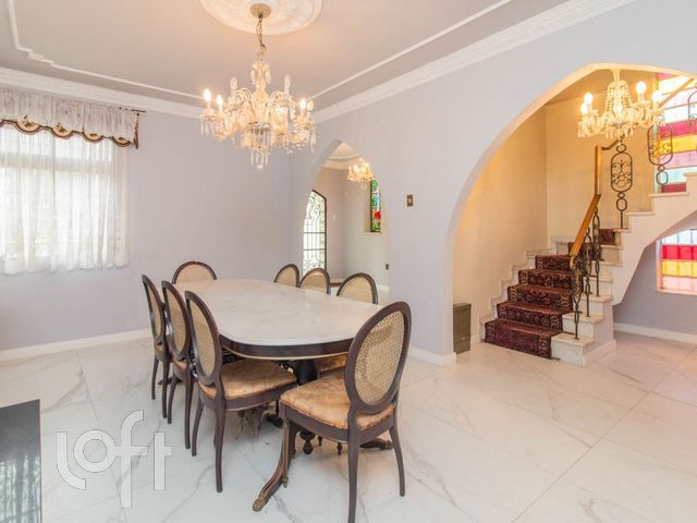 Casa com 310m², 3 dormitórios, 4 vagas, Menino Deus em Porto Alegre