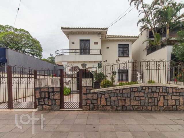 Casa com 310m², 3 dormitórios, 4 vagas, Menino Deus em Porto Alegre