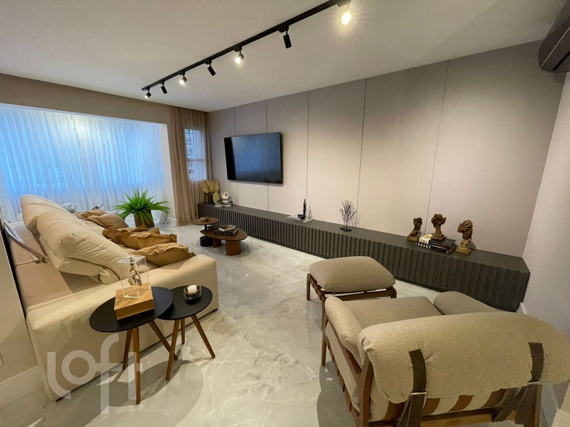 Apartamentos com 233m², 4 quartos, 4 suítes, 2 garagens, no bairro Centro em Balneário Camboriú