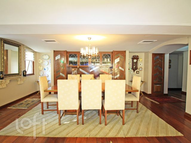 Apartamento com 334m², 3 dormitórios, 1 suíte, 3 vagas, Petrópolis em Porto Alegre