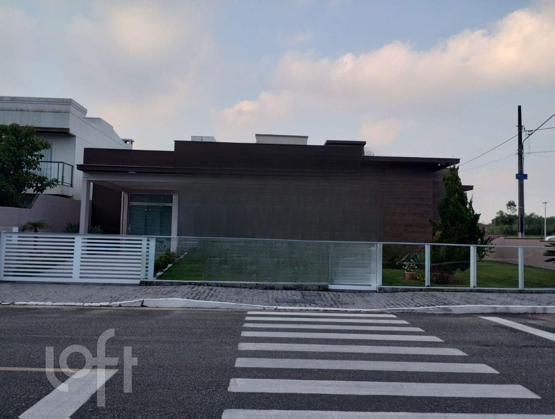 Casa Residencial com 123m², 3 quartos, 1 suíte, 2 garagens, no bairro São João do Rio Vermelho em Florianópolis