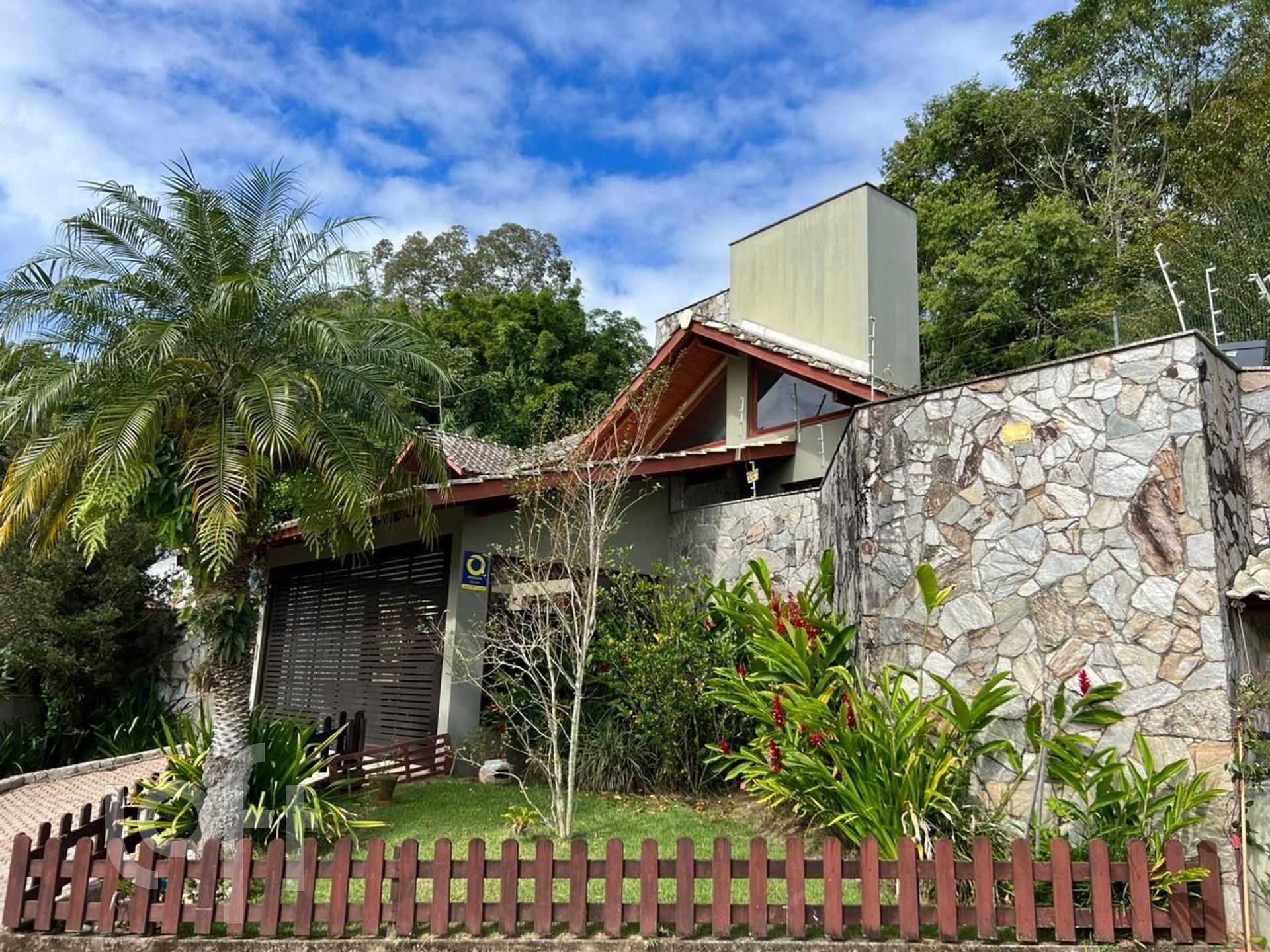 Casa Residencial com 205m², 3 quartos, 2 suítes, 2 garagens, no bairro Pantanal em Florianópolis