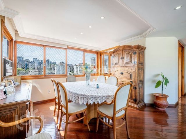 Apartamento com 175m², 3 dormitórios, 1 suíte, 3 vagas, Petrópolis em Porto Alegre