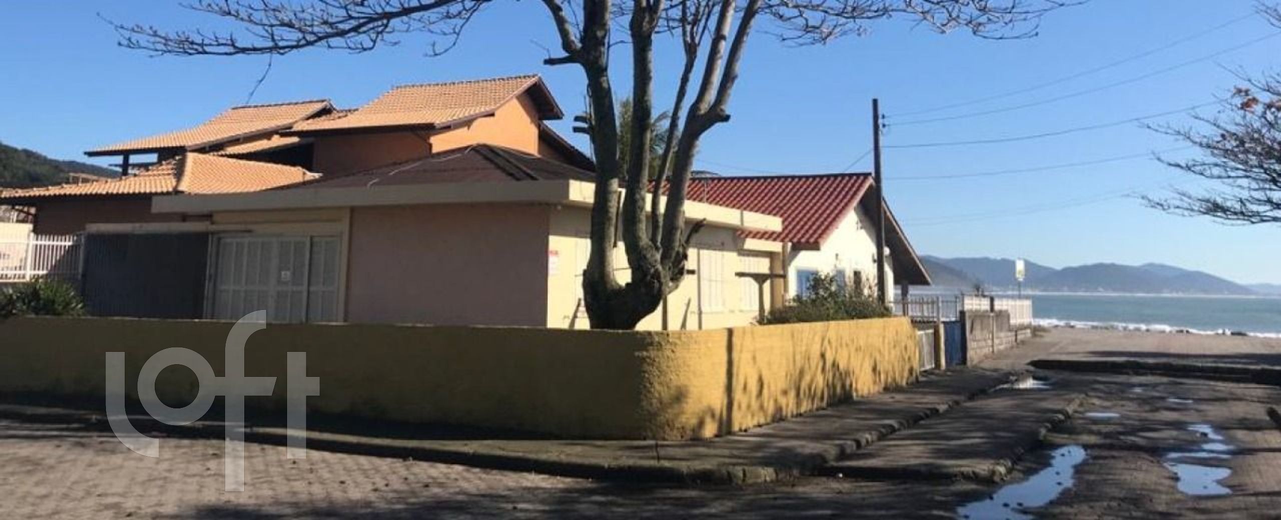 Casa na Beira da praia da Armação - Financiável