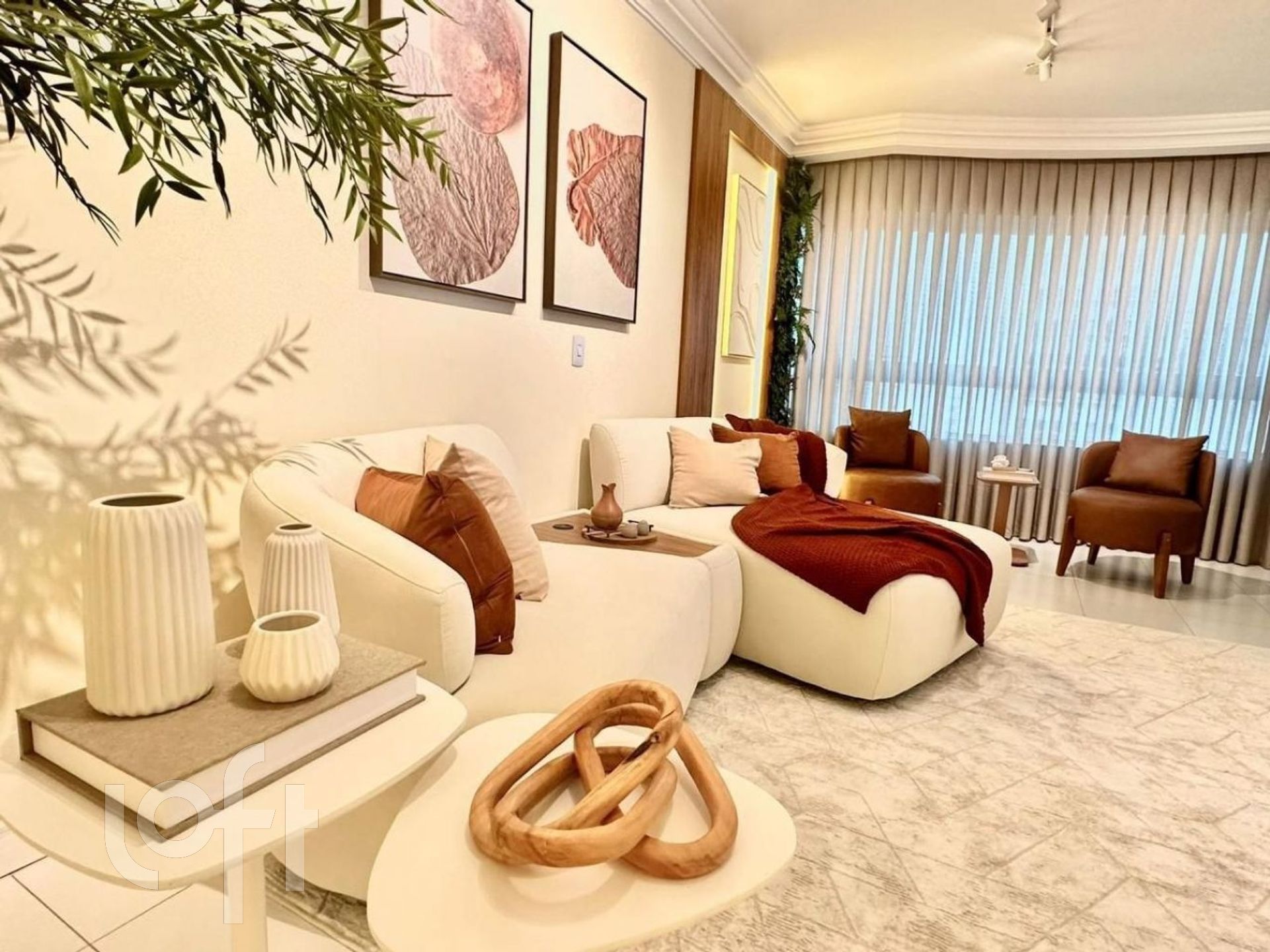 Apartamentos com 110m², 3 quartos, 1 suíte, 2 garagens, no bairro Centro em Balneário Camboriú