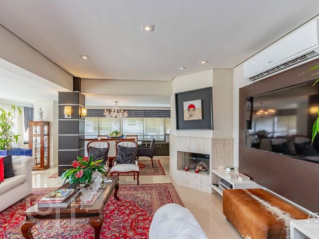Apartamento com 180m², 3 dormitórios, 1 suíte, 2 vagas, Petrópolis em Porto Alegre