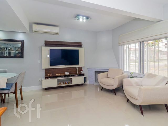 Casa com 131m², 3 dormitórios, 1 suíte, 4 vagas, Vila Ipiranga em Porto Alegre