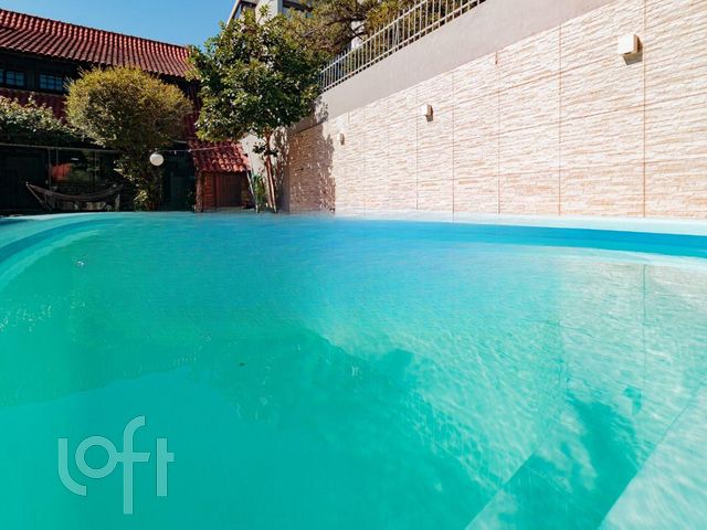 Casa com 250m², 3 dormitórios, 1 suíte, 5 vagas, São João em Porto Alegre