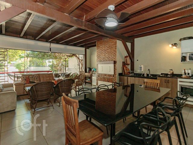 Casa com 250m², 3 dormitórios, 1 suíte, 5 vagas, São João em Porto Alegre