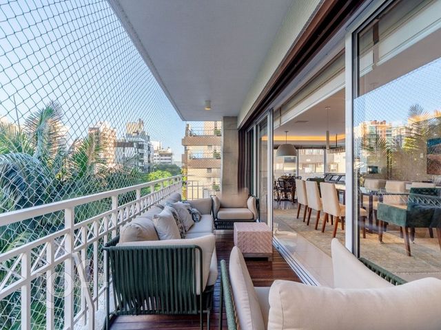 Apartamento com 270m², 4 dormitórios, 4 suítes, 4 vagas, Bela Vista em Porto Alegre