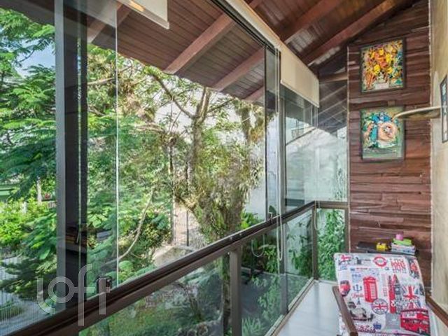 Casa com 240m², 4 dormitórios, 1 suíte, 6 vagas, Vila Ipiranga em Porto Alegre