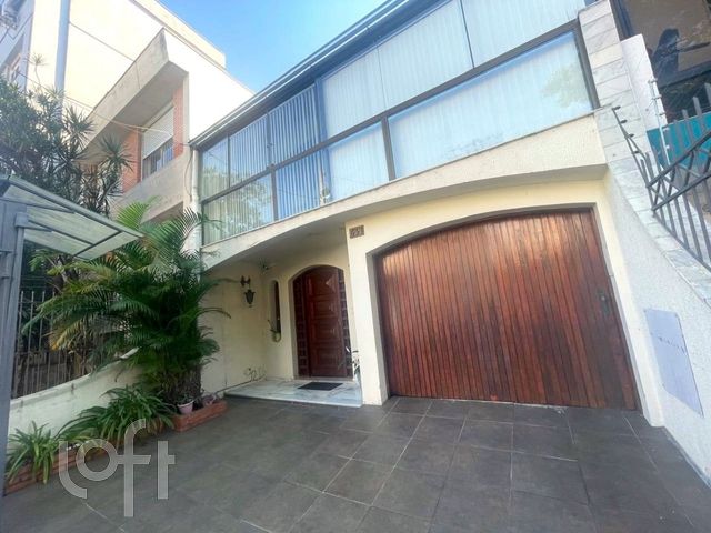 Casa com 172m², 4 dormitórios, 2 suítes, 8 vagas, Santa Cecília em Porto Alegre