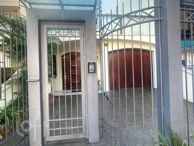 Casa com 172m², 4 dormitórios, 2 suítes, 8 vagas, Santa Cecília em Porto Alegre