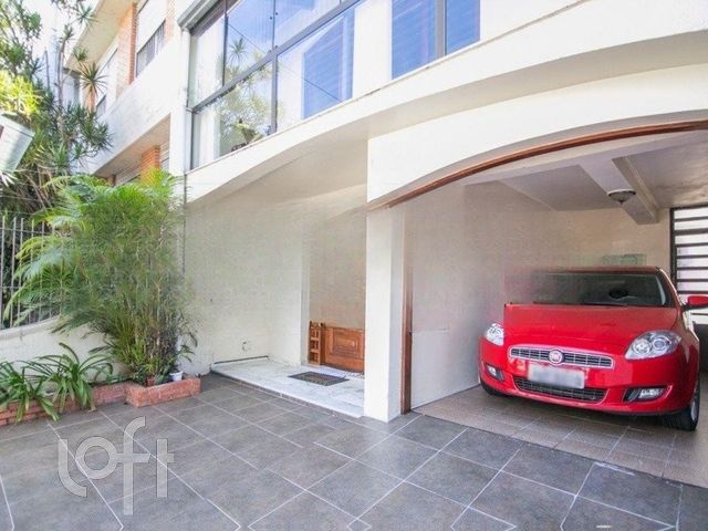Casa com 172m², 4 dormitórios, 2 suítes, 8 vagas, Santa Cecília em Porto Alegre