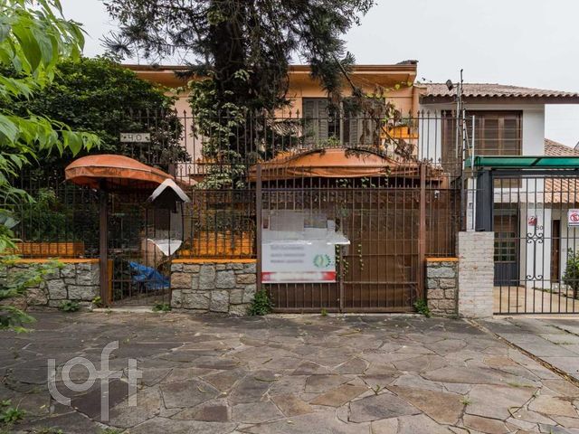 Casa com 200m², 5 dormitórios, 1 suíte, 1 vaga, Petrópolis em Porto Alegre