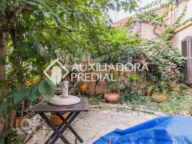 Casa com 200m², 5 dormitórios, 1 suíte, 1 vaga, Petrópolis em Porto Alegre