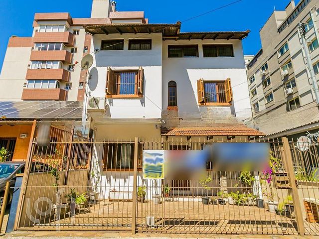 Casa com 157m², 4 dormitórios, 1 suíte, 2 vagas, Petrópolis em Porto Alegre